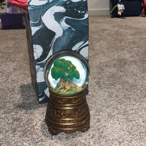 Willow Taylor Swift snow globe